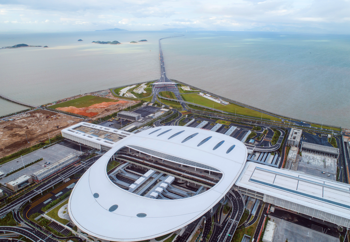 港珠澳大橋兩座人工島島上建筑總體形態(tài)趨同，呈橢圓形，采用蠔貝主題設(shè)計(jì)，均包含主體建筑、廣場、環(huán)島公路等。兩座島功能定位不同，靠近香港側(cè)的東島總面積97962平方米，島長625米，是集交通、管理、服務(wù)、救援和觀光功能為一體的綜合運(yùn)營中心，且開放游客觀景攬勝功能，可近距離觀賞或沖天或滑翔的航班景象，還能偶見白海豚的嬉戲、浮沉景象，西島總面積101973平方米，島長625米，功能則以隧道通排風(fēng)、運(yùn)營管理、養(yǎng)護(hù)、辦公為主。