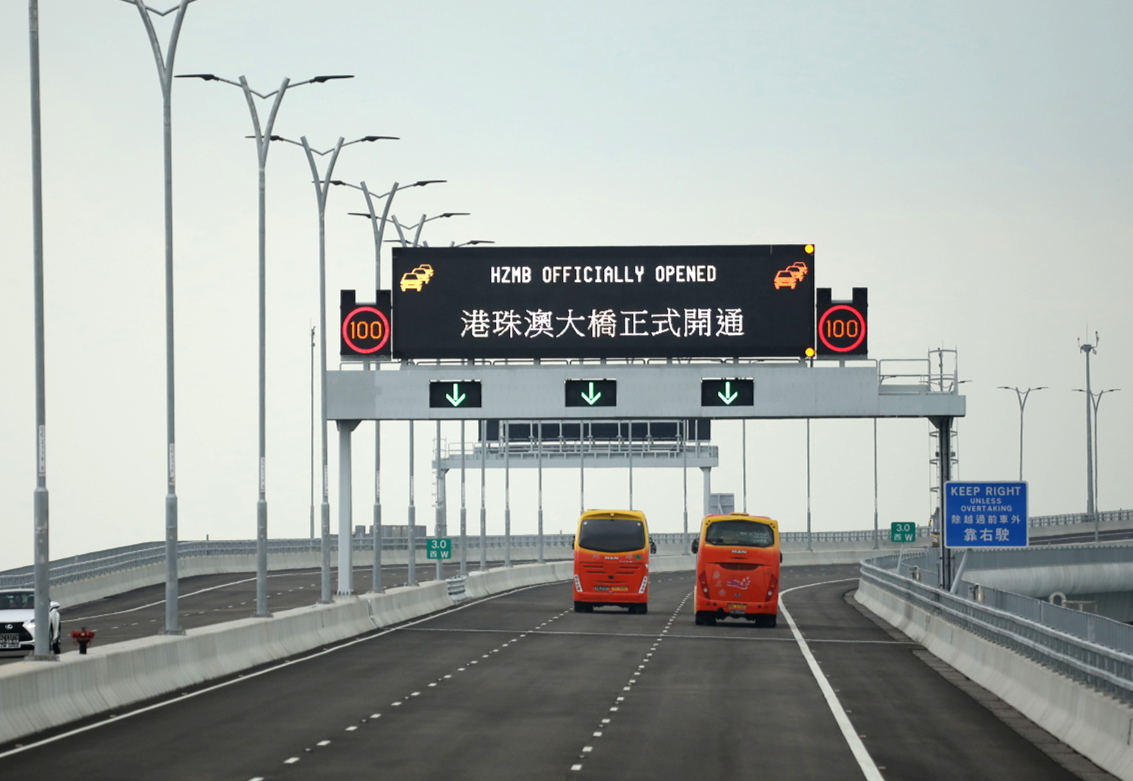 2018年10月23日，港珠澳大橋正式開通，24日9時(shí)正式通車運(yùn)營，是全國唯一的粵港澳三地互通、客貨兼重的陸路口岸。港珠澳大橋可通行車輛包括跨境巴士、穿梭巴士、跨境出租車、貨運(yùn)車輛、跨境私家車。其它車輛上橋需按相關(guān)規(guī)定，經(jīng)過三地政府部門許可的單牌車輛可上橋行駛。