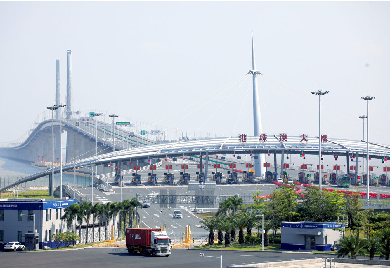 港珠澳大橋采取“三地三檢”的通關(guān)模式，實(shí)行24小時(shí)通關(guān)。三地口岸由粵港澳三地政府各自負(fù)責(zé)設(shè)立和管理，均位于各自屬地內(nèi)，其中珠海、澳門之間采取“合作查驗(yàn)、一次放行”的創(chuàng)新模式，旅客只需要排一次隊(duì)就可完成雙方邊檢查驗(yàn)手續(xù)。